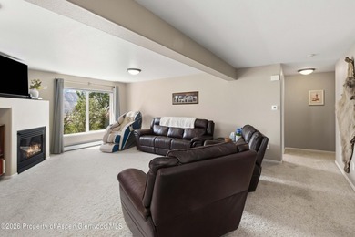 Welcome home! This stunning remodeled 3 bed, 2.5 bath townhouse - photo 22