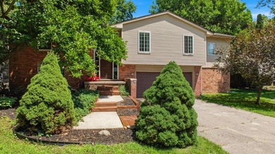 Move right into this beautifully updated 4-bedroom, 2.5-bath - photo 2