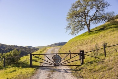 Set on a scenic ridge with panoramic views encompassing historic - photo 2