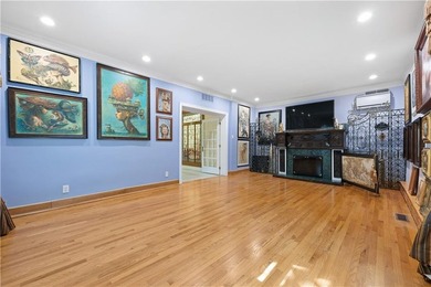 Discover this stunning one-family detached home on a 40x100 lot - photo 11
