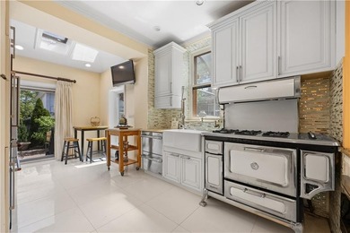 Discover this stunning one-family detached home on a 40x100 lot - photo 17