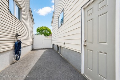 Welcome to 39 Pelton Avenue, a charming detached 2-bedroom - photo 21