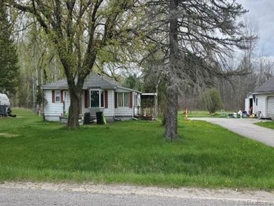Sweet little gem with 864 sf and 2 bedrooms, 1 bathroom on very - photo 1