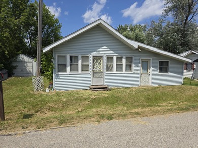 BACK ON THE MARKET!! Just 6 houses from Houghton Lake shore with - photo 2