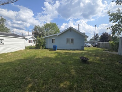 BACK ON THE MARKET!! Just 6 houses from Houghton Lake shore with - photo 3
