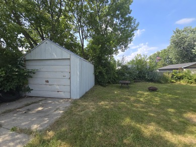 BACK ON THE MARKET!! Just 6 houses from Houghton Lake shore with - photo 4