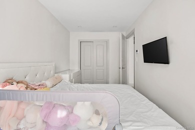 This stunning apartment presents a bright and comfortable living - photo 11