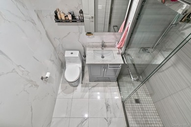 This stunning apartment presents a bright and comfortable living - photo 14
