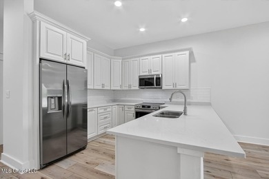 Located in the heart of Old Town Bay St. Louis, the exception - photo 4