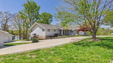 Enjoy the lake life in this 5+ bedroom (sleeps 15) 3 bath - photo 2