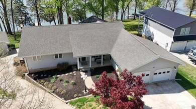 Enjoy the lake life in this 5+ bedroom (sleeps 15) 3 bath - photo 4