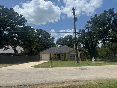 Home is in the charming Indian Oaks subdivision. This 3 bedroom - photo 4