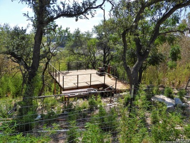 Lovely deep waterfront lake house with room to spread on 1.53 - photo 13