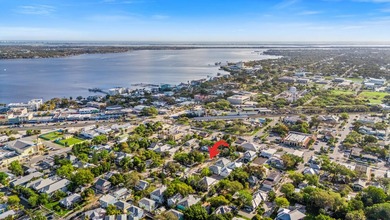 Investment opportunity in Downtown Stuart! This vacant lot comes - photo 15