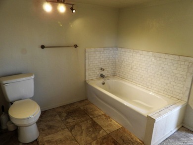 Lovely deep waterfront lake house with room to spread on 1.53 - photo 33