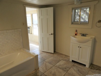 Lovely deep waterfront lake house with room to spread on 1.53 - photo 34