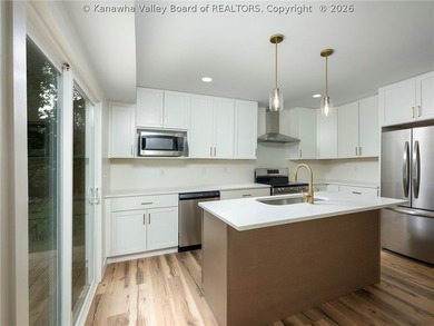 The one you've been waiting for! Beautifully renovated 5-bedroom - photo 11