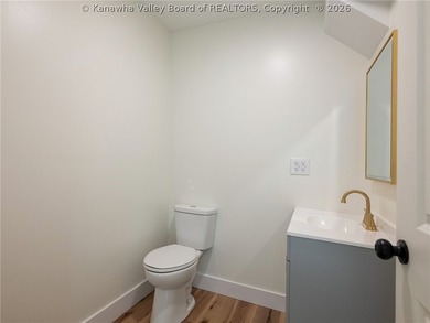 The one you've been waiting for! Beautifully renovated 5-bedroom - photo 14