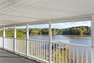 Welcome to your dream lakefront retreat! This fully furnished - photo 14