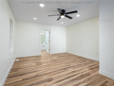 The one you've been waiting for! Beautifully renovated 5-bedroom - photo 15