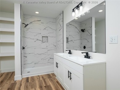 The one you've been waiting for! Beautifully renovated 5-bedroom - photo 16