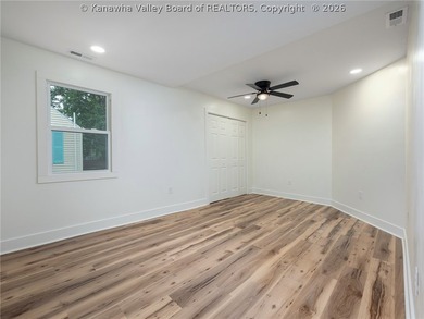 The one you've been waiting for! Beautifully renovated 5-bedroom - photo 17