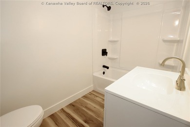 The one you've been waiting for! Beautifully renovated 5-bedroom - photo 18