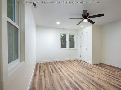 The one you've been waiting for! Beautifully renovated 5-bedroom - photo 19
