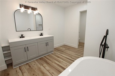 The one you've been waiting for! Beautifully renovated 5-bedroom - photo 20