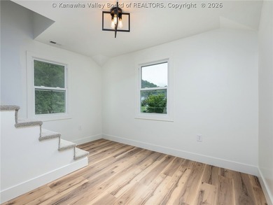 The one you've been waiting for! Beautifully renovated 5-bedroom - photo 23