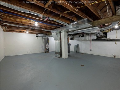 The one you've been waiting for! Beautifully renovated 5-bedroom - photo 25