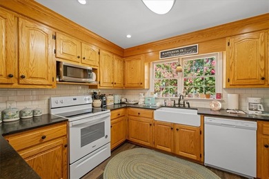 Welcome to 1 Oakridge Court, where comfort, convenience, and - photo 12