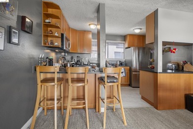 This top floor sunny and open condo with 2 generous bedrooms - photo 8