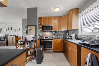 This top floor sunny and open condo with 2 generous bedrooms - photo 10