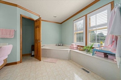 Welcome to 1 Oakridge Court, where comfort, convenience, and - photo 25