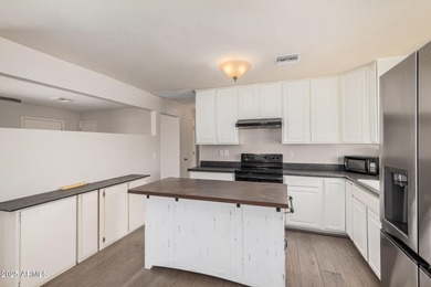 Modern 2 Bedroom + Den, 2 Bath home in Dreamland Villa. This