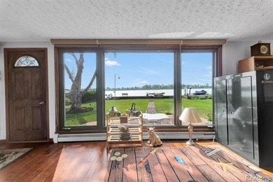 Waterfront, North Channel/Lake Saint Clair. This Estate offers 5 - photo 15