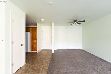 Well-maintained condo in a convenient Tualatin location with