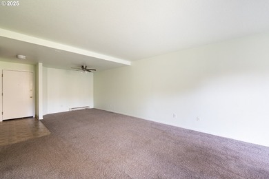 Well-maintained condo in a convenient Tualatin location with