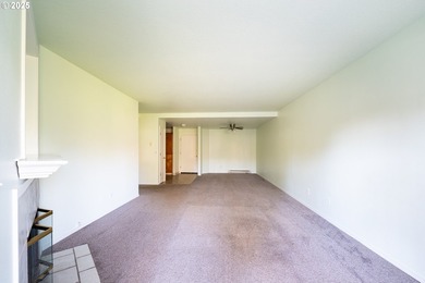 Well-maintained condo in a convenient Tualatin location with