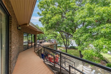 Stunning split-level, fully-furnished and deep-watered - photo 7