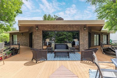 Stunning split-level, fully-furnished and deep-watered - photo 8