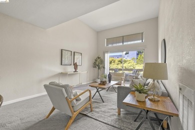 Chic top floor condo in the desirable Crescent Villa - photo 2