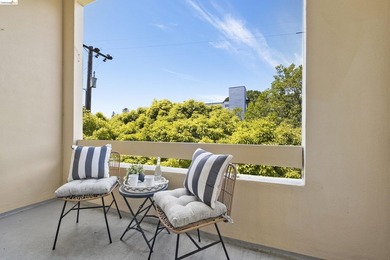 Chic top floor condo in the desirable Crescent Villa - photo 4