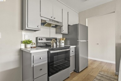 Chic top floor condo in the desirable Crescent Villa - photo 9