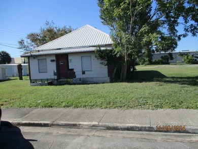 OFFICE BUILDING-Located in the city of Okeechobee, on the corner - photo 4