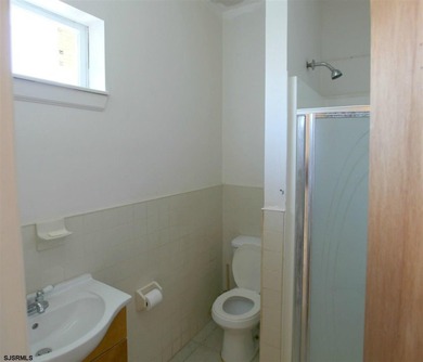 SPACIOUS SIX BEDROOM, THREE FULL BATH SINGLE FAMILY HOME!! - photo 11