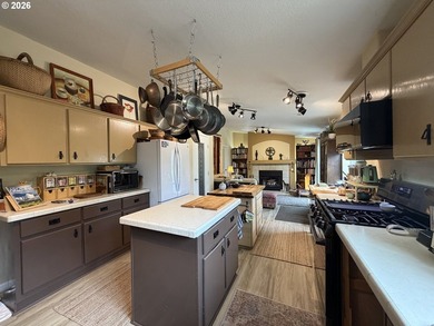 This spacious 1,620 sq ft manufactured home offers easy - photo 15