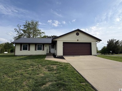 Welcome to this beautiful 3 bed 2 bath home located on a corner - photo 2