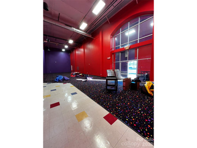 Large corner unit in busy Northlake Pavilion, located in fast